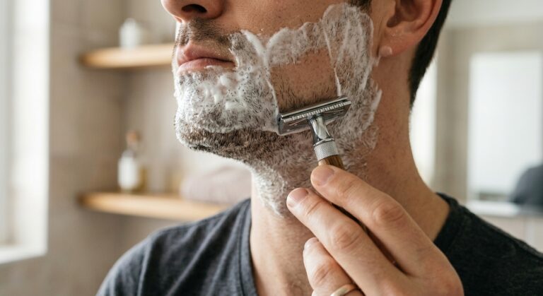 Holding a safety razor at the correct shaving angle